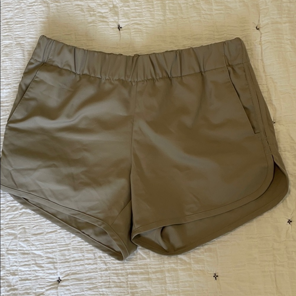 Women’s Tan Columbia Hiking Shorts with Pockets